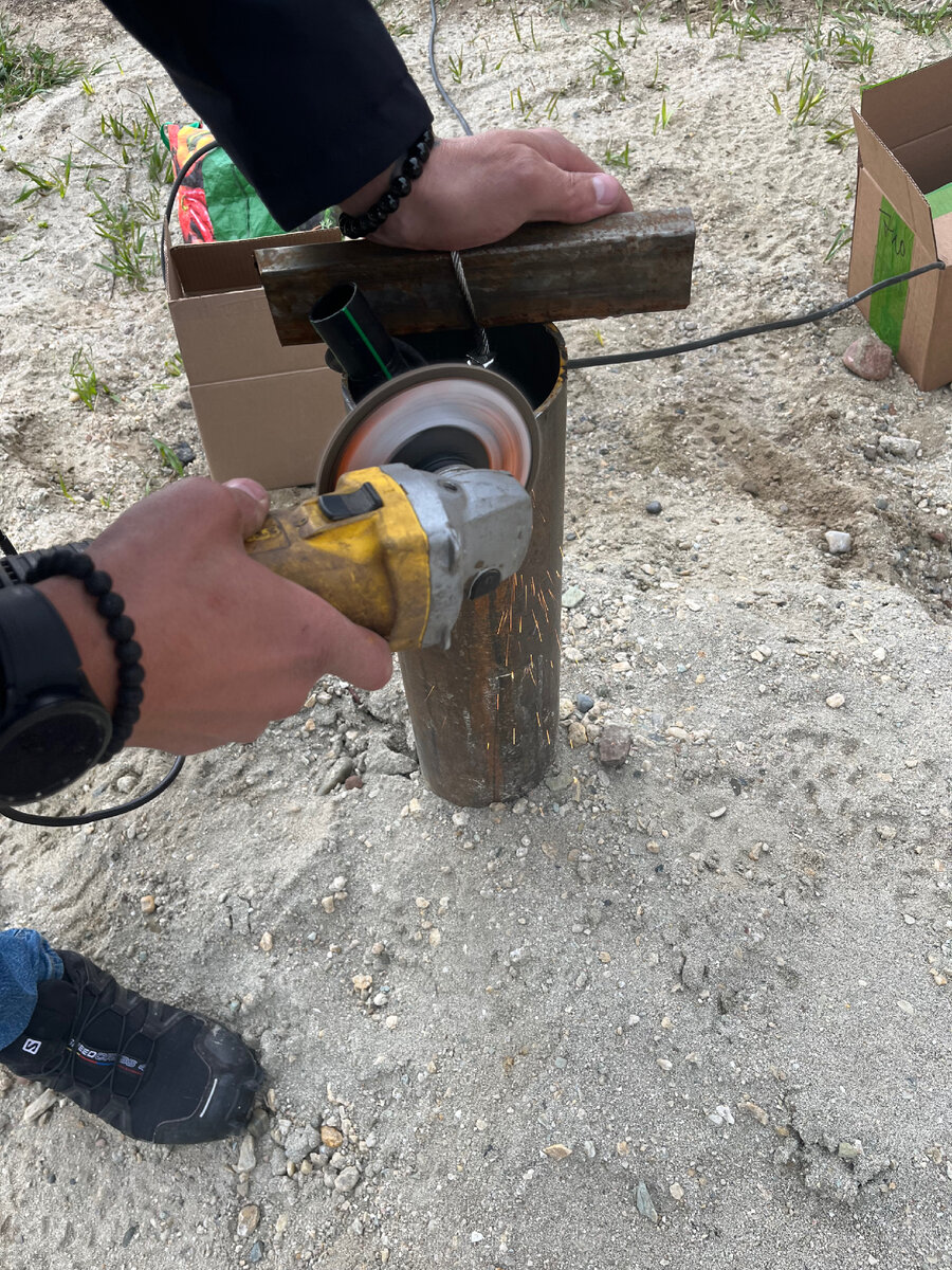 Процесс подпиливания обсадной трубы