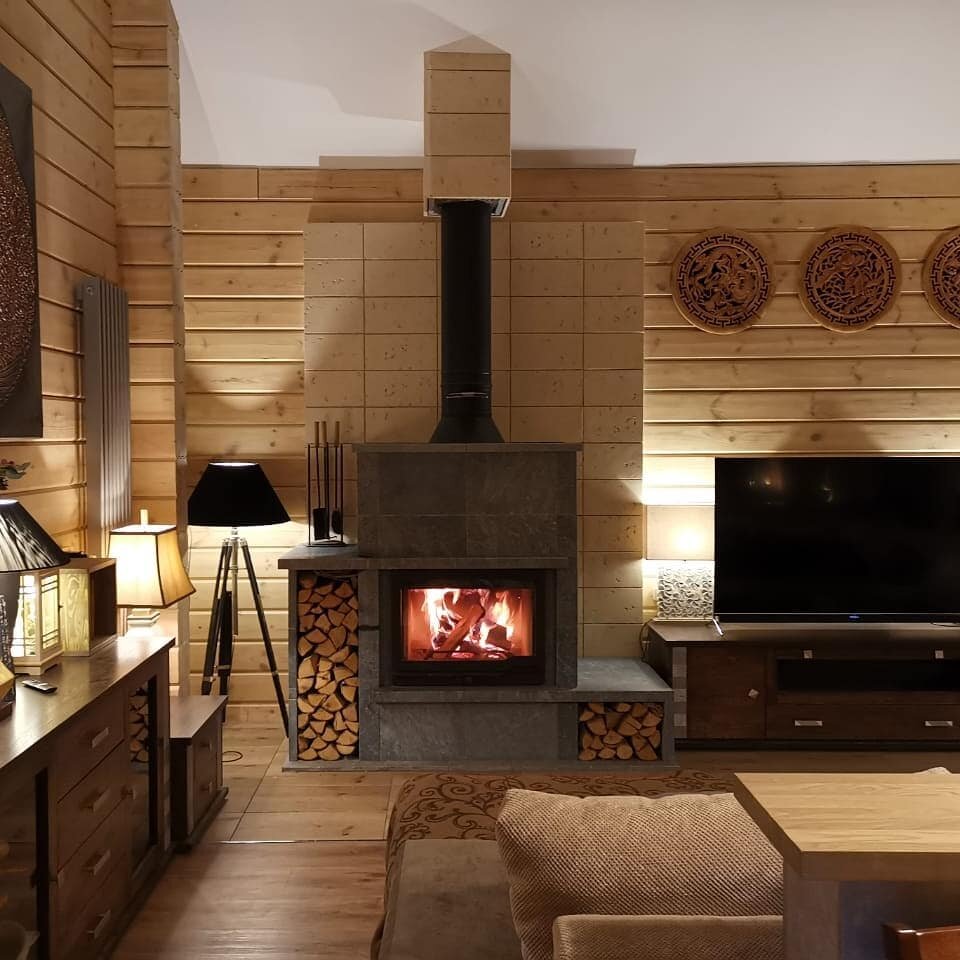 Камин из талькомагнезита для обогрева загородного дома