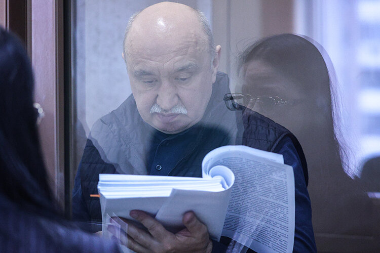    «Жалоб на СИЗО нет. Если судья разрешит, то это допуск врача. У меня ряд хронических заболеваний»