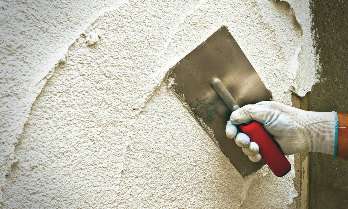 Перед нанесением штукатурки обязательно нужно прогрунтовать стену