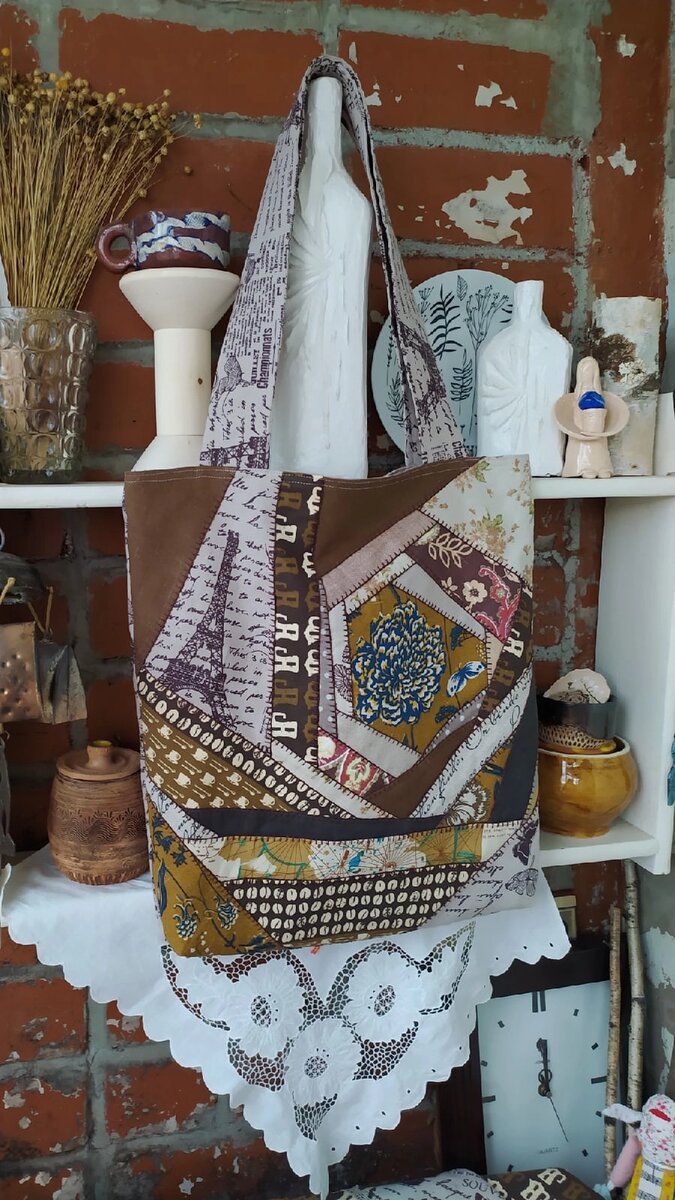 Обратите внимание на выбор цвета для лоскутного блока сумки. Эта история может быть спокойной, в созвучных тонах, или контрастной