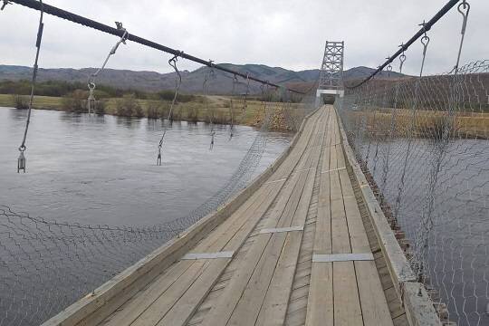    Печально известный мост через реку Нерча в Забайкалье разорвало ветром через сутки после ремонта
