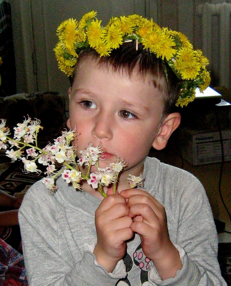 А ведь и раньше плела веночки детям. Средний, одиннадцать лет назад