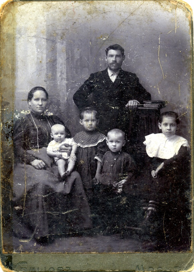 Семья Афанасьевых, фото из семейного альбома, 1909 г.