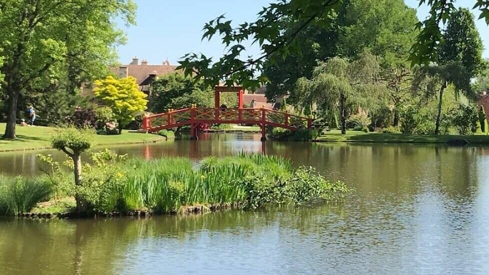     Среди множества достопримечательностей французской деревни Апремон-сюр-Алье есть и произведения, сделанные по эскизам сына знаменитой русской художницы Зинаиды Серебряковой Александра.