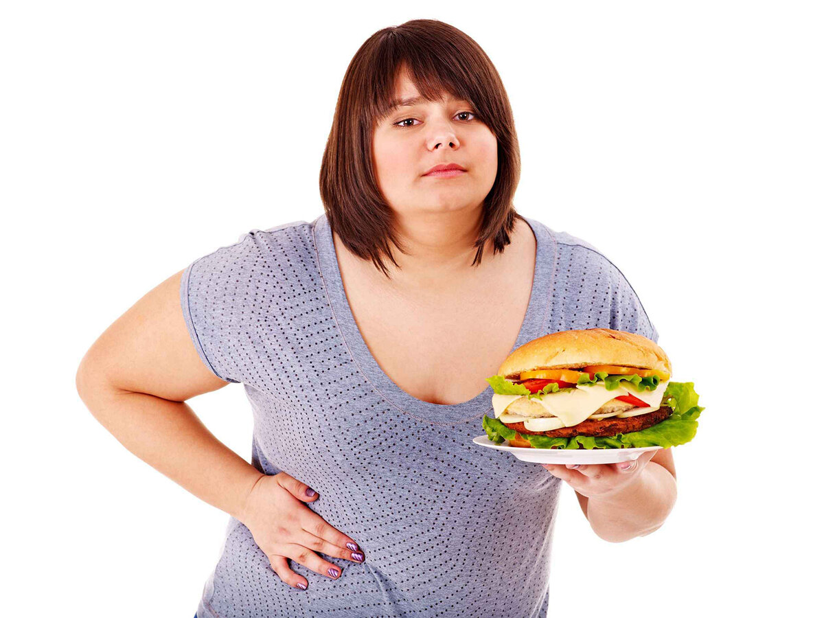 Склонны к ожирению. Толстушка с едой. Фаст фуд и ожирение. Переедание. Обжорство.