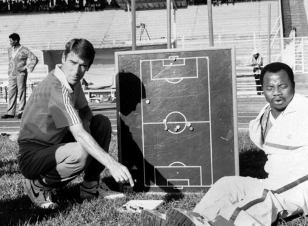 Валерий Непомнящий на тренировке сборной Камеруна.