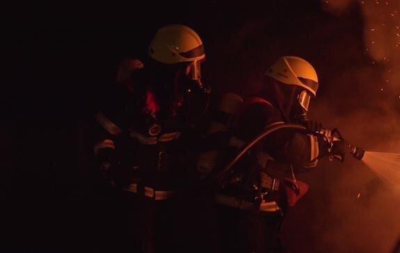    Пожарные, unsplash.com/photos/NPlyVfeYp8I