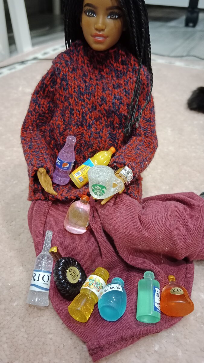 Среди бутылочек встречается в основном азиатский алкоголь (?), но это нисколько не портит коллекцию