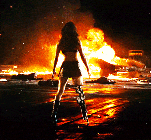 Роуз макгоуэн Планета страха. Девушка на фоне взрыва. Девушка танцует в огне. Красивая девушка на фоне взрыва. Сгораю клип