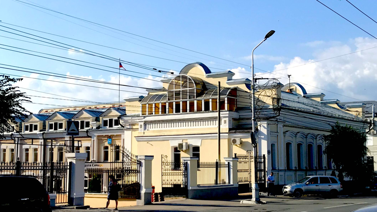 Изначально в боковом ризалите находился вестибюль парадного входа