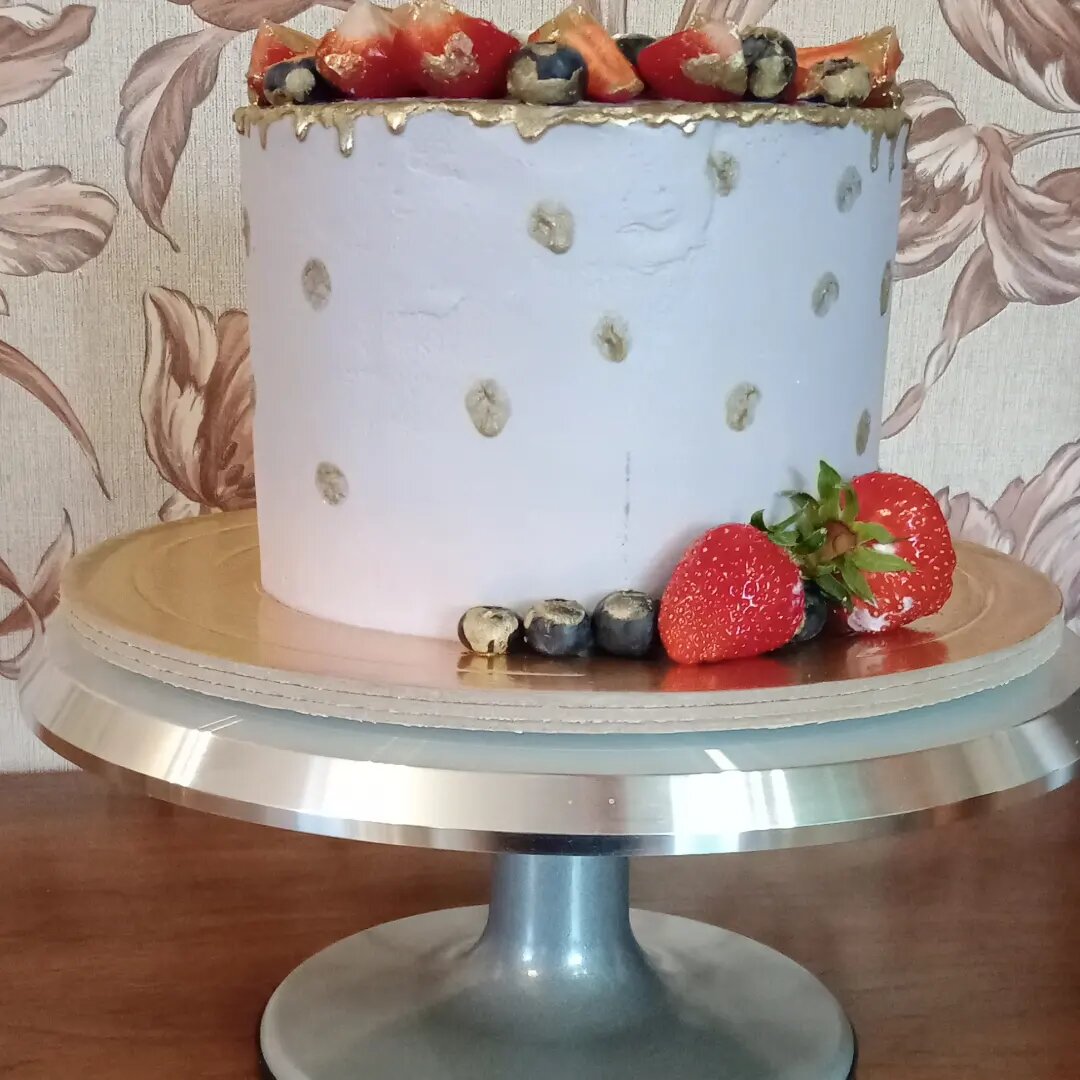 Вот такой торт на день рождения мама сделала себе.