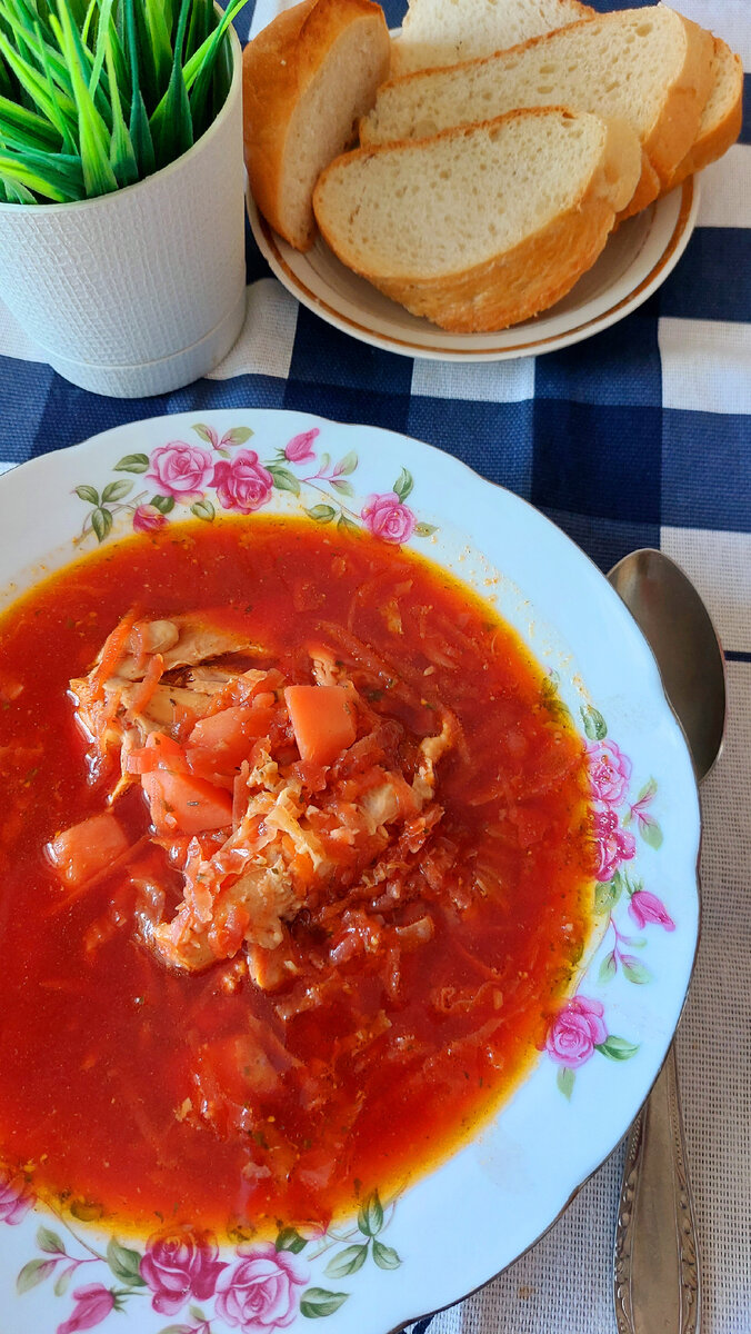 Борщ с куриными окорочками и пекинской капустой. 