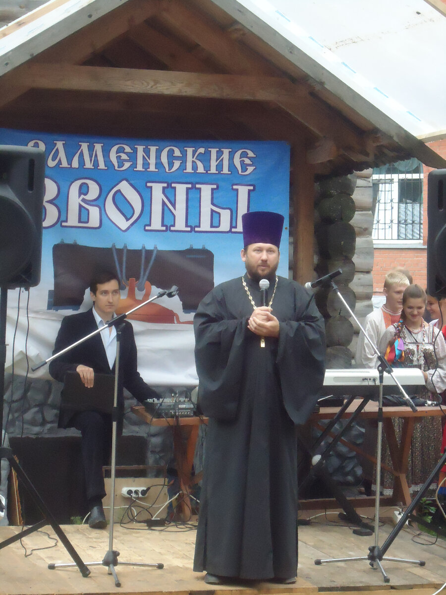 Настоятель свящ. Андрей Козорезов открывает фестиваль; 21 июля 2013 г.
