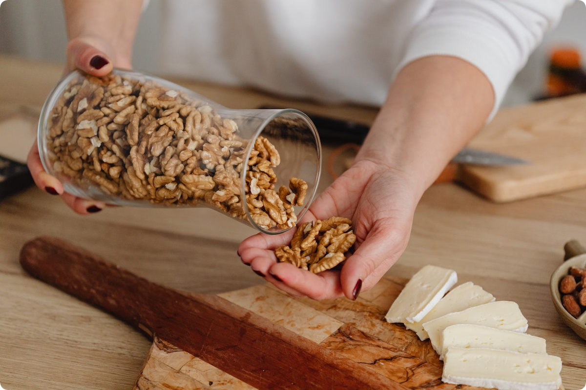 Как быстро почистить грецкие орехи от скорлупы