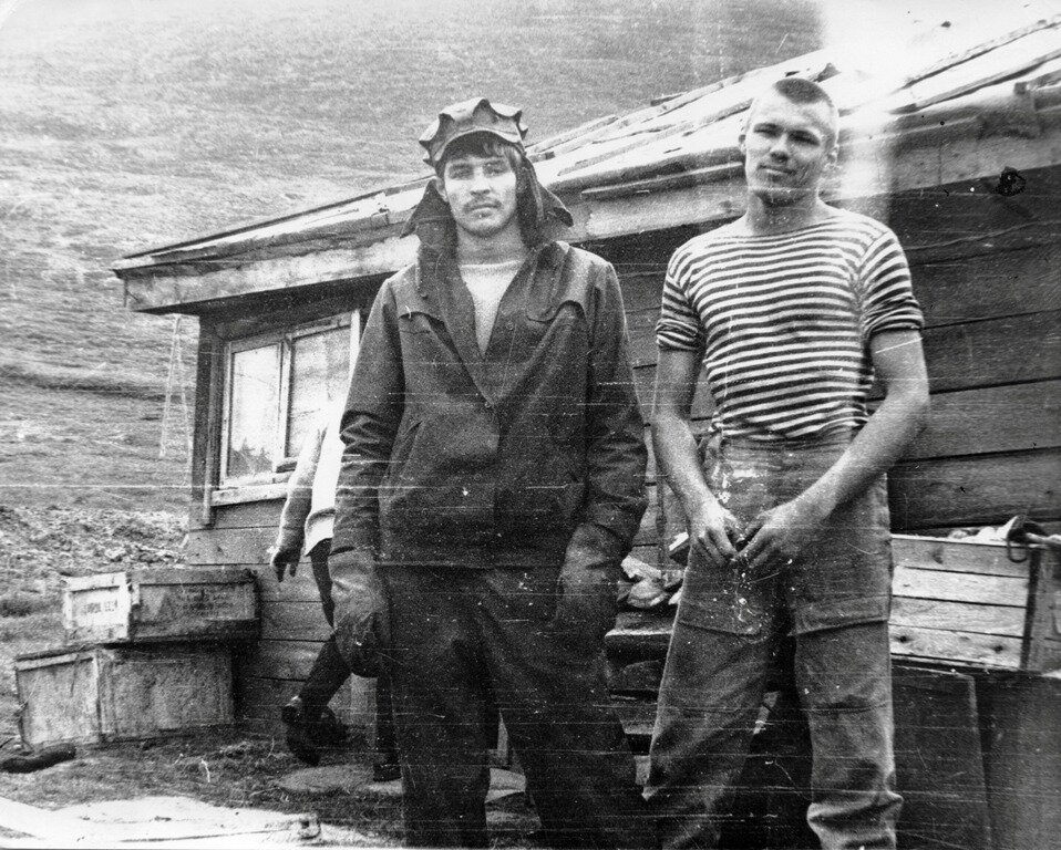 На фото мы с Сергеем Широковым на Чукотке на расконсервации базы экспедиции. 