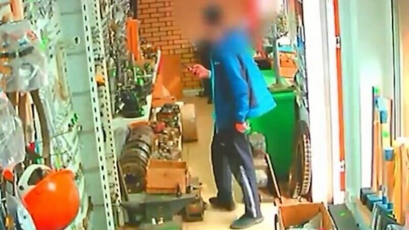     В Красноярске осудили мужчину, который много раз воровал все подряд из магазинов и продавал украденное.