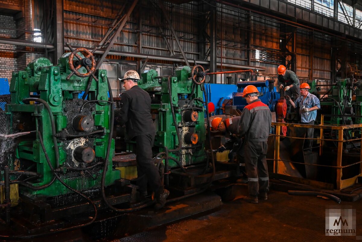    Рабочие на металлургическом заводе Александр Погожев © ИА REGNUM