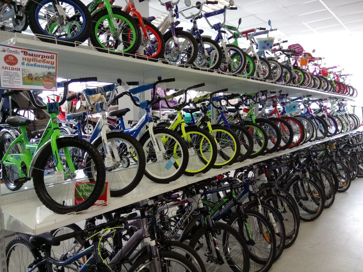  Выбор велосипеда для ребенка в первую очередь зависит от возраста: именно возраст определяет и минимальный уровень физической подготовки маленького райдера, и его приблизительный рост.

/

Для детей от 1 до 3 лет, еще не умеющих держать равновесие, подходят компактные трехколесные велосипеды, позволяющие быстро обучиться педалированию, а также специальные двухколесные модели без педалей, которые отлично помогают освоению навыков равновесия.

*

Для детей от 4 до 6 лет удобны четырёхколёсные модели. Это вариант полноценного двухколесного велосипеда, но с двумя дополнительными съемными колесиками, удобный для обучения езде на двухколесном велосипеде.
*

Для детей старше 6 лет уже подойдет полноценный двухколёсный байк с диаметром колеса примерно до 20". Такие велосипеды имеют особый набор характеристик:

*

Подростковые велосипеды – имеют диаметр колес 20-24 дюйма. Это практически копия велосипедов для взрослых, включая все конструктивные особенности. Выбрать велосипед для подростка по росту несложно, но следует учитывать его пожелания относительно типа велосипеда.