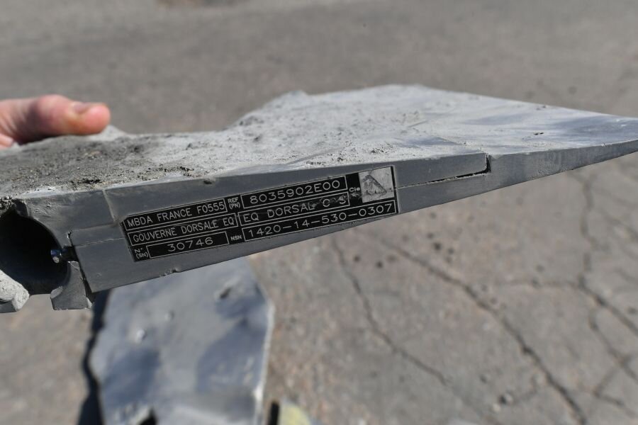    Фрагменты ракеты иностранного производства на улице Луганска, подвергшегося обстрелу со стороны ВСУ (с) РИА Новости