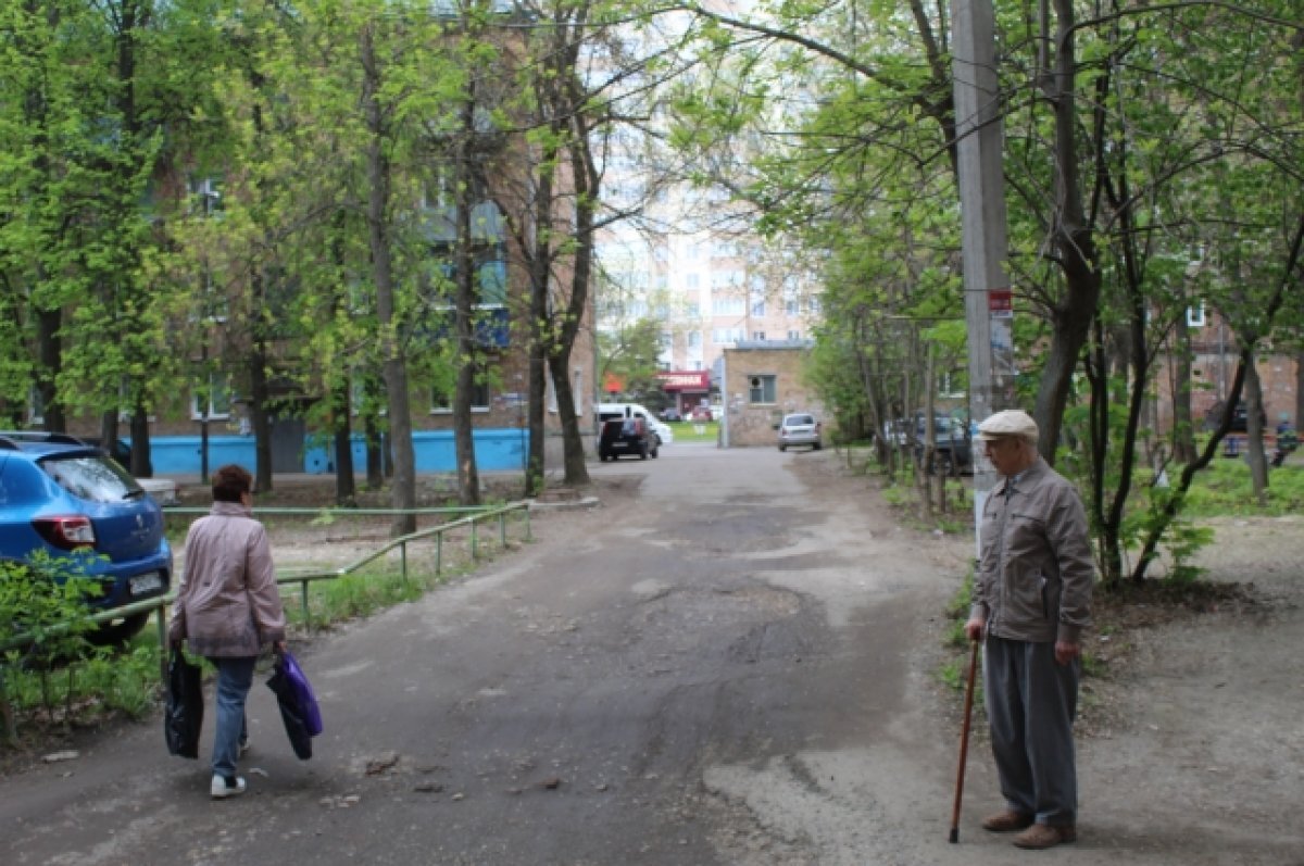    Геннадий Гуленков шесть лет бьётся за то, чтобы дорогу рядом с его домом отремонтировали.