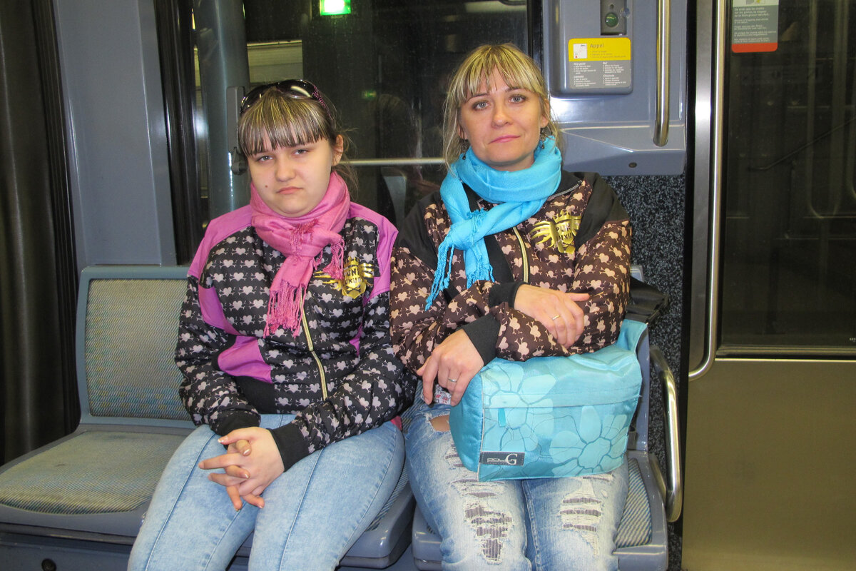 усталые в вагоне поезда метро