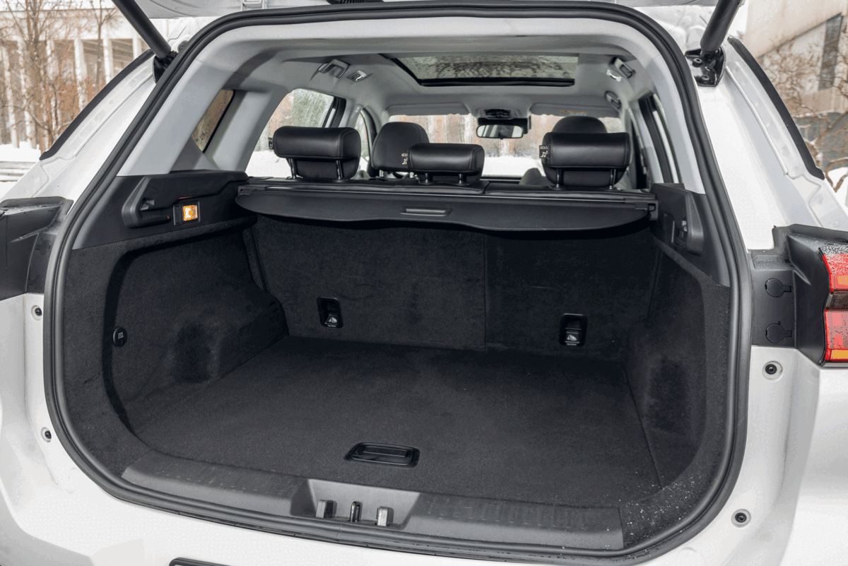    Полноразмерная 18-дюймовая запаска — приятный сюрприз под полом вместительного багажника. Не хватает грузовому отделению только петель для крепления сетки   
Вячеслав Крылов