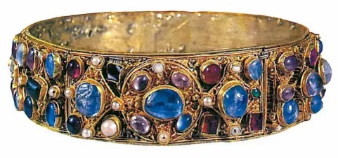 золотое украшение из Средневековья