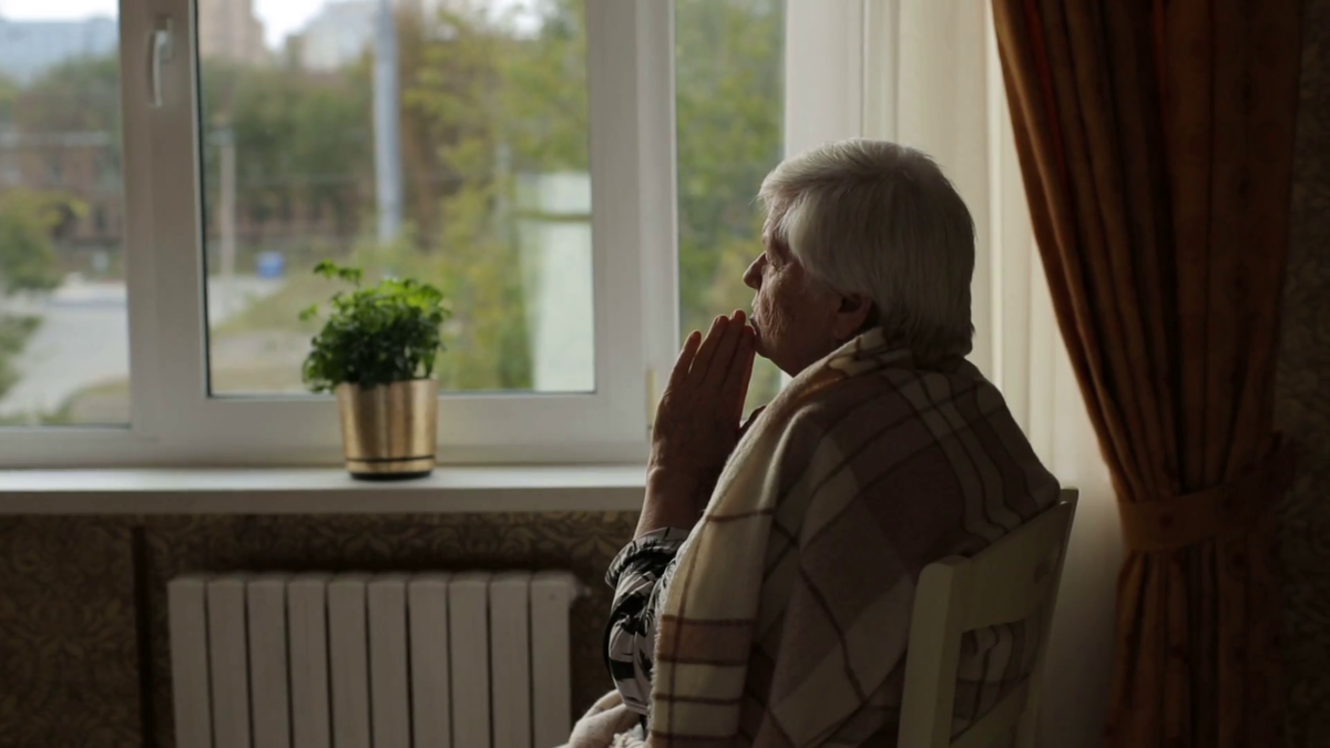 приловчилась открывать пластиковое окно и часами сидела у окна в ожидании внучки со смены. (фото из открытых источников)