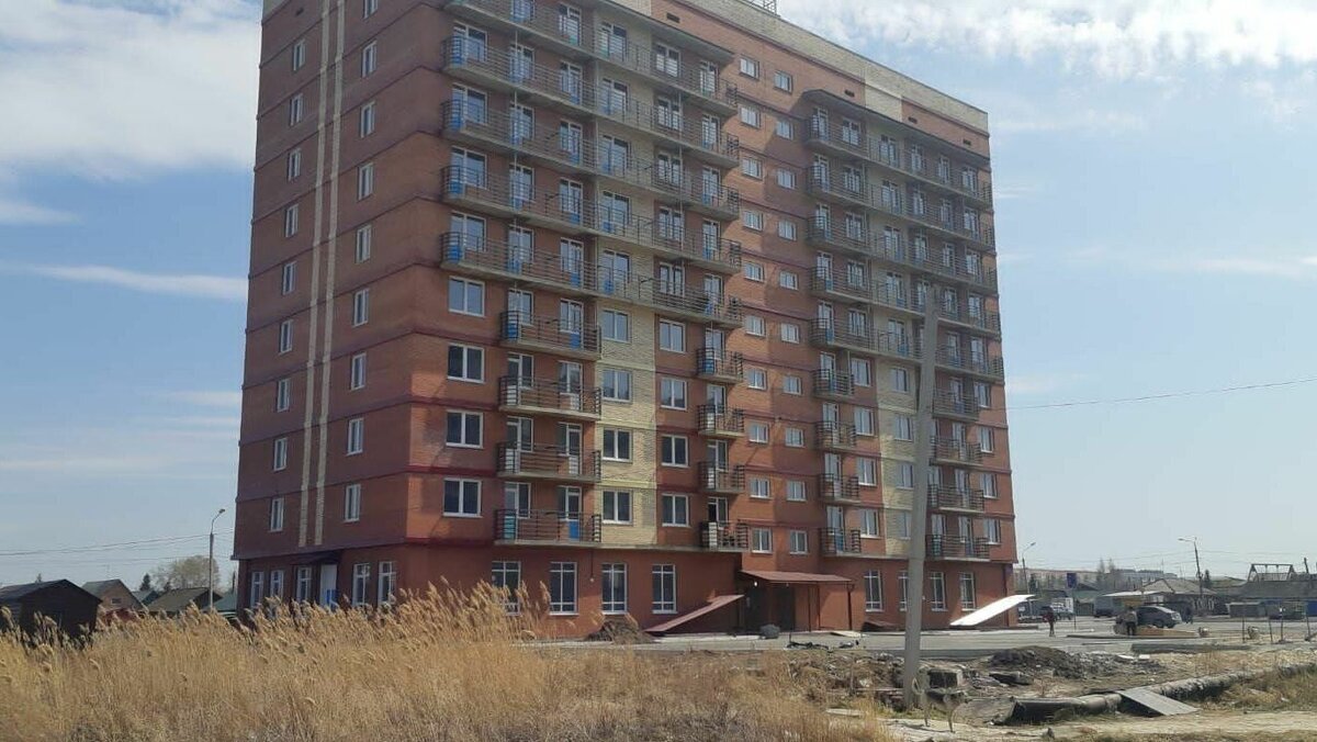 Купить квартиру в омске старый кировск. Старый Кировск Омск. Омск жилые дома. Техэтаж 10 этажка. 10 Квартир на этаже.