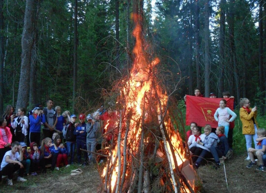 Пионерский лагерь костер