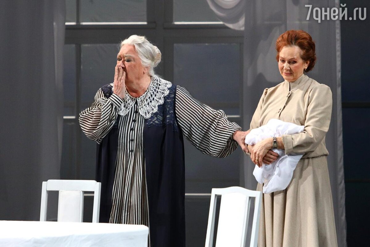    Сцена из спектакля Малого театра "Летят журавли" Предоставлено Малым театром