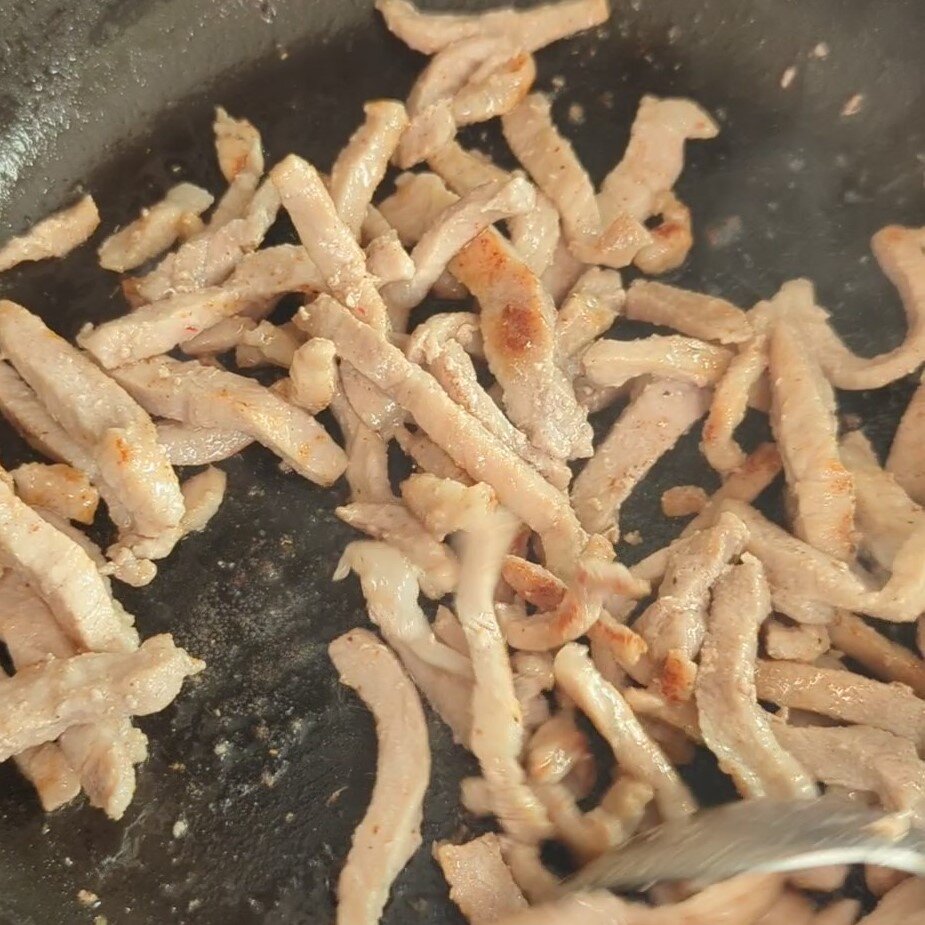 Готовое мясо нужно немного присолить