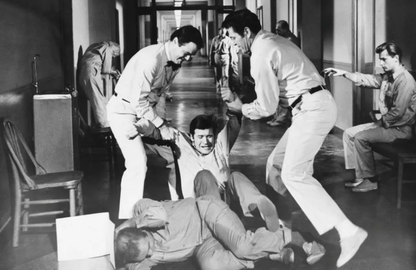 Выпустите меня, не видите что ли? Я здоров!