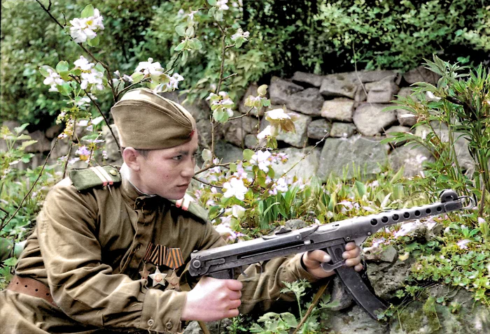 Полный кавалер ордена Славы Иван Филиппович Кузнецов с пистолетом-пулеметом ППС-43