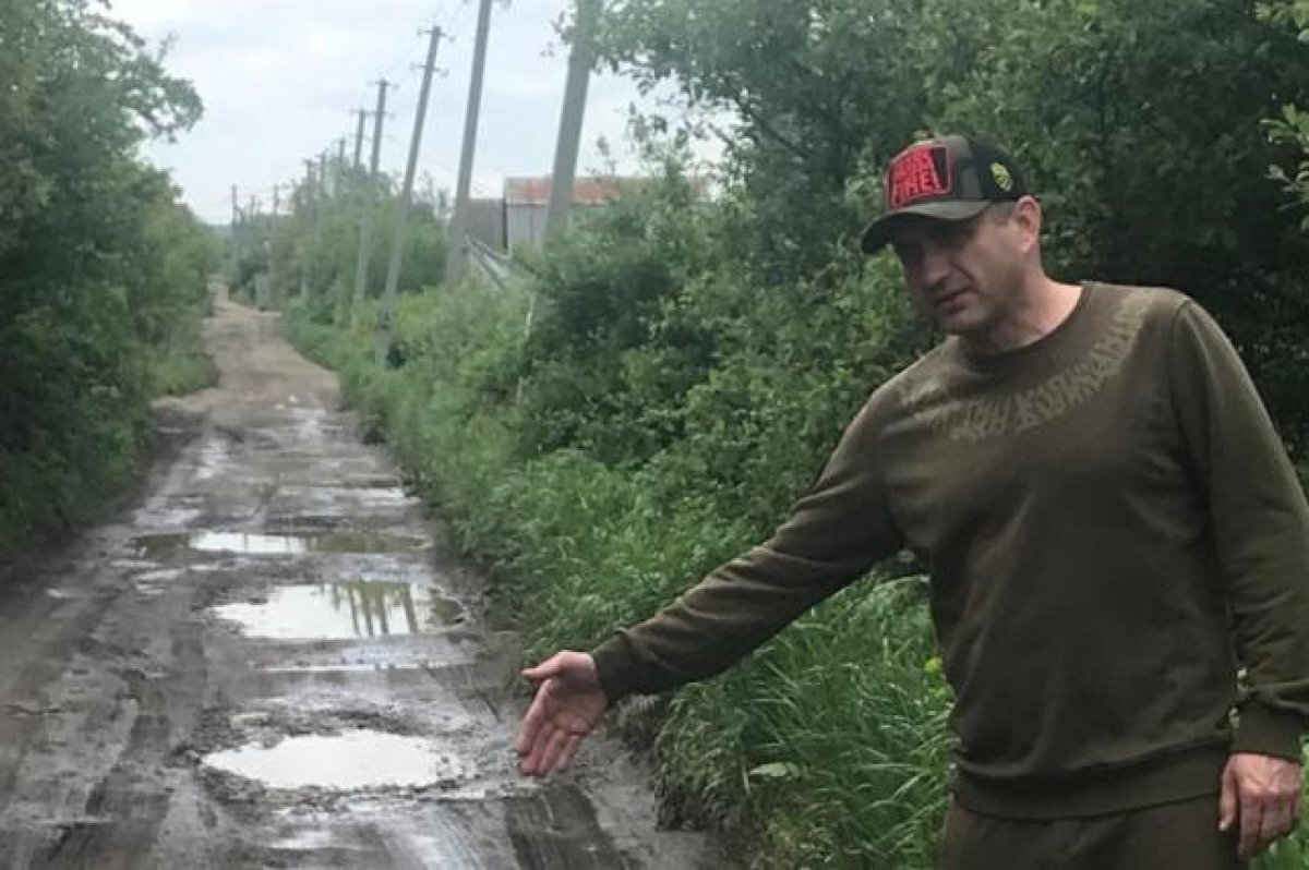    Дороги на дачах под Пятигорском в лужах, опоры ЛЭП покосились.