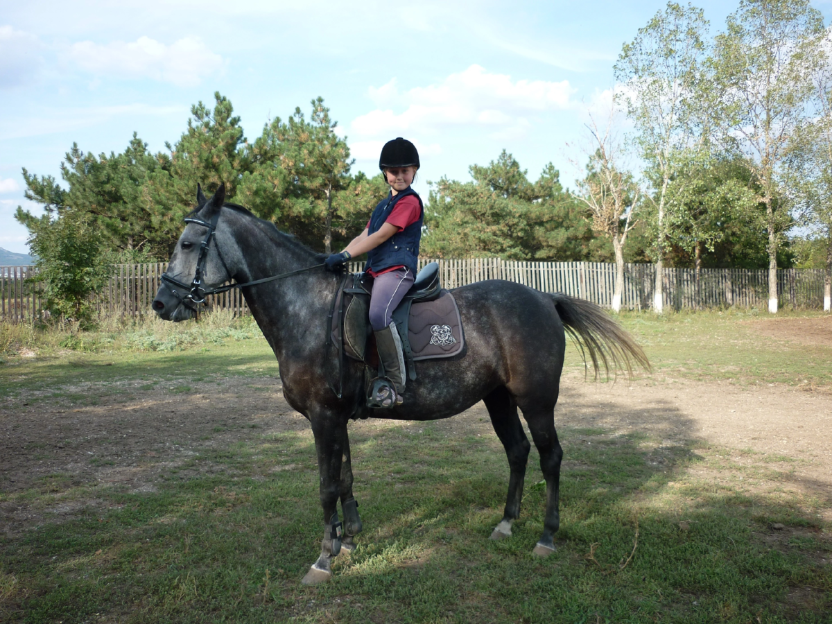 Мне 9 лет, сижу верхом на кобыле Медее (ей примерное 5 лет)