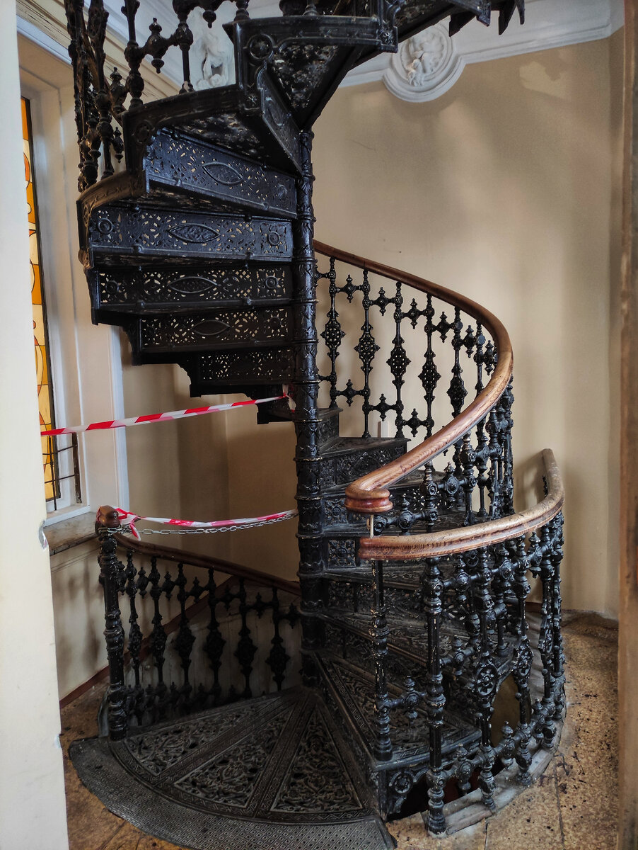 Чугунная лестница, ведущая на третий этаж