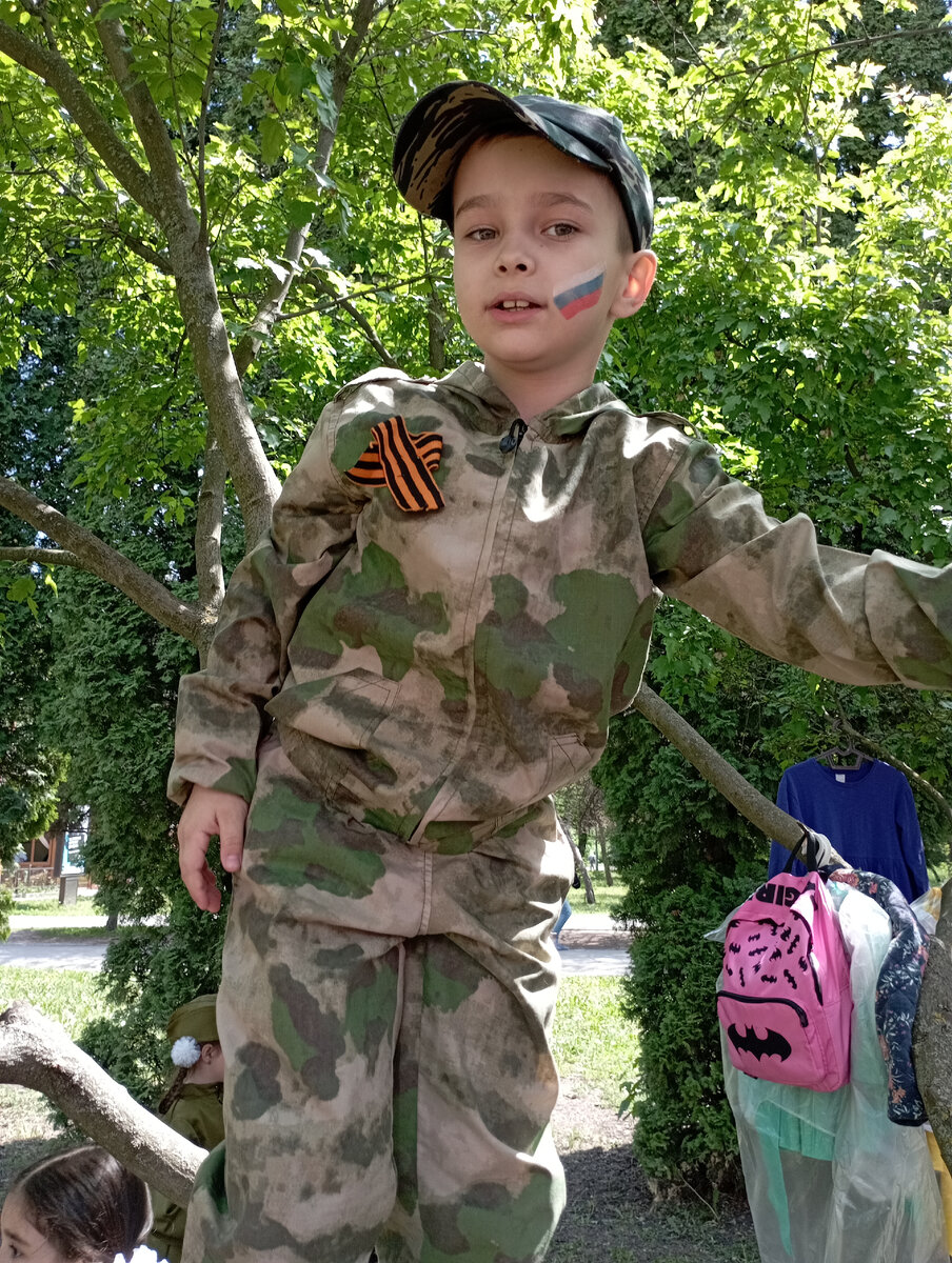 Алексей до выступления просидел на дереве. 