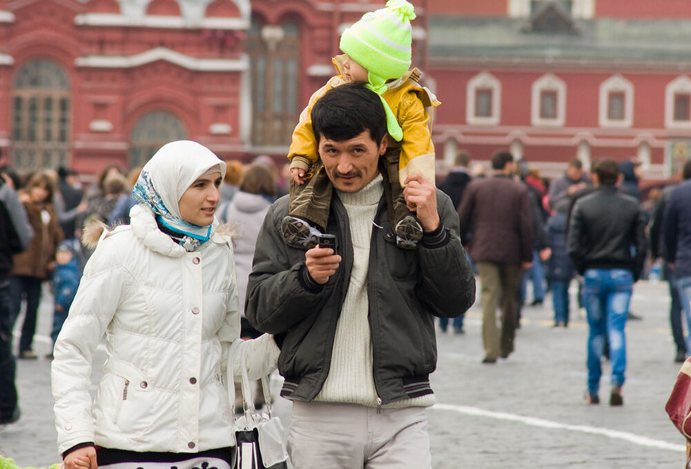 Мухам, давай жить, как все здесь живут, они нас все так хорошо приняли... Я сам решу, как я здесь буду жить и как они все будут жить вокруг меня...