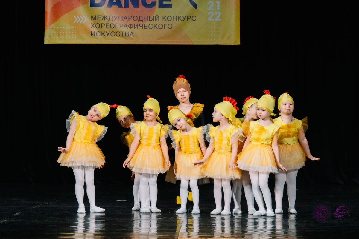 Цыплятки под присмотром мамы-курицы!