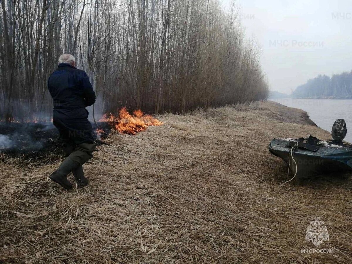    В Югре охотники сожгли лодку, устроили пожар на берегу и сами чуть не погибли