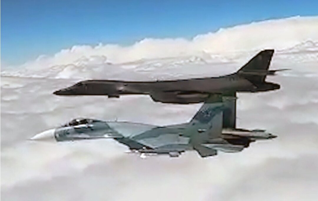 После удаления иностранных самолетов Су-27 вернулся на аэродром базирования. Нарушения госграницы РФ не допущено. Полет нашего истребителя полностью соответствовал нормам международного права.