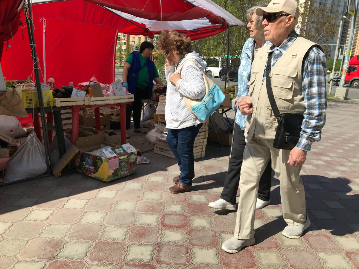 Май 2023 года. Пенсионеры на улице Новосибирска.
