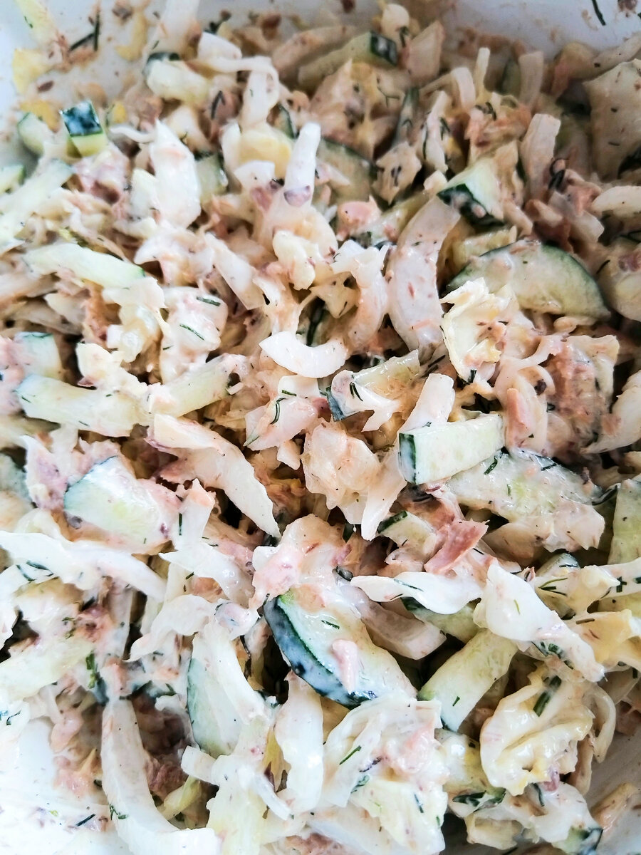 Всем привет! Сегодня хочу поделиться рецептом очень вкусного и полезного салатика с тунцом. Вам понадобится :