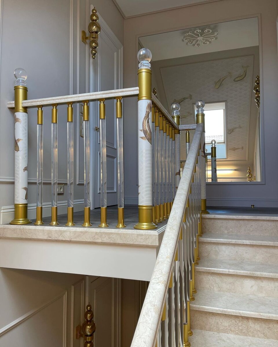 Ограждение лестницы балясинами Pleksi с натуральным мраморным поручнем