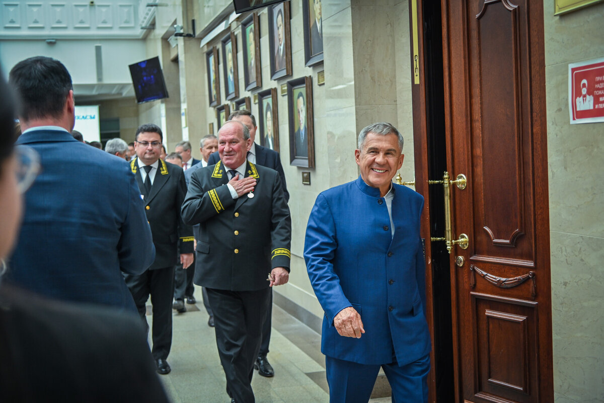 В почетную отставку проводили сегодня Председателя Верховного суда Татарстана Ильгиза Гилазова. Фото: rais.tatarstan.ru