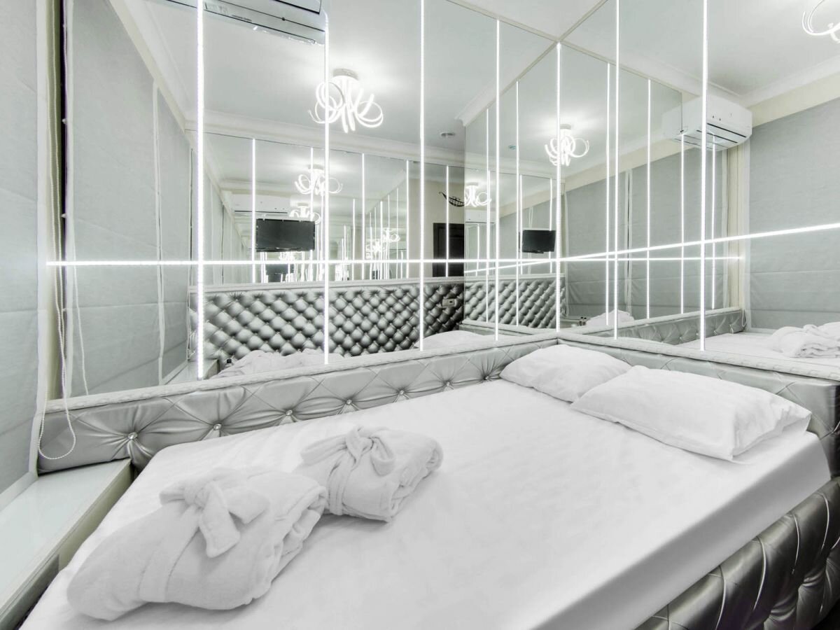 Номер "Зазеркалье" в отеле "Подушкин" на Дмитровке в Москве. 