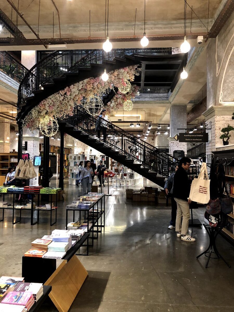 Первый этаж книжного центра