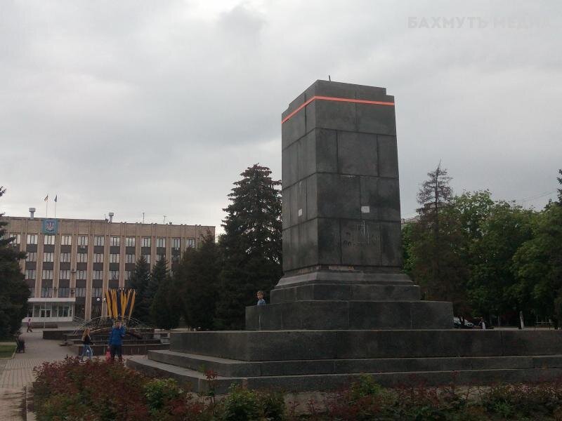 Укронацисты снесли памятник Артёму